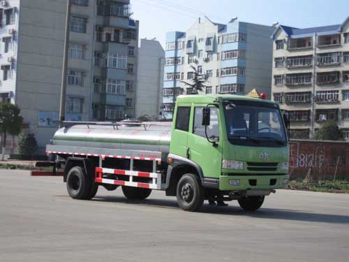 4噸油罐車廠家直銷價(jià)格配置參數(shù)，小型加油車圖片，運(yùn)油車報(bào)價(jià)