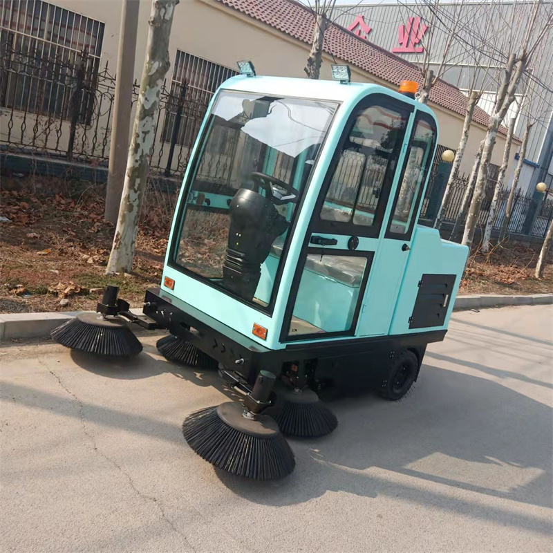 駕駛式電動掃地車物業(yè)廠區(qū)車間噴霧清掃車小型環(huán)衛(wèi)道路掃地機(jī)