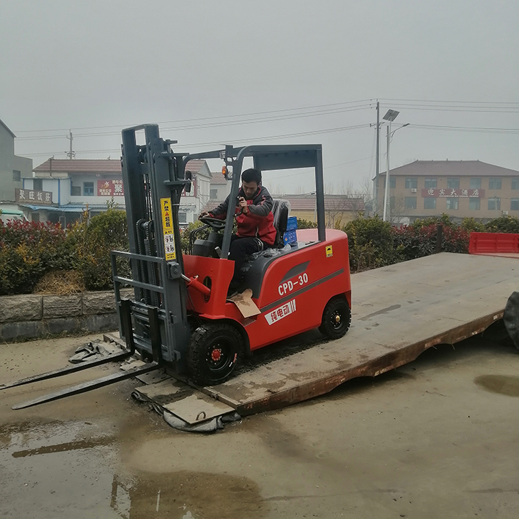 4.5t一體式四驅(qū)越野叉車安全耐用操作簡單便捷