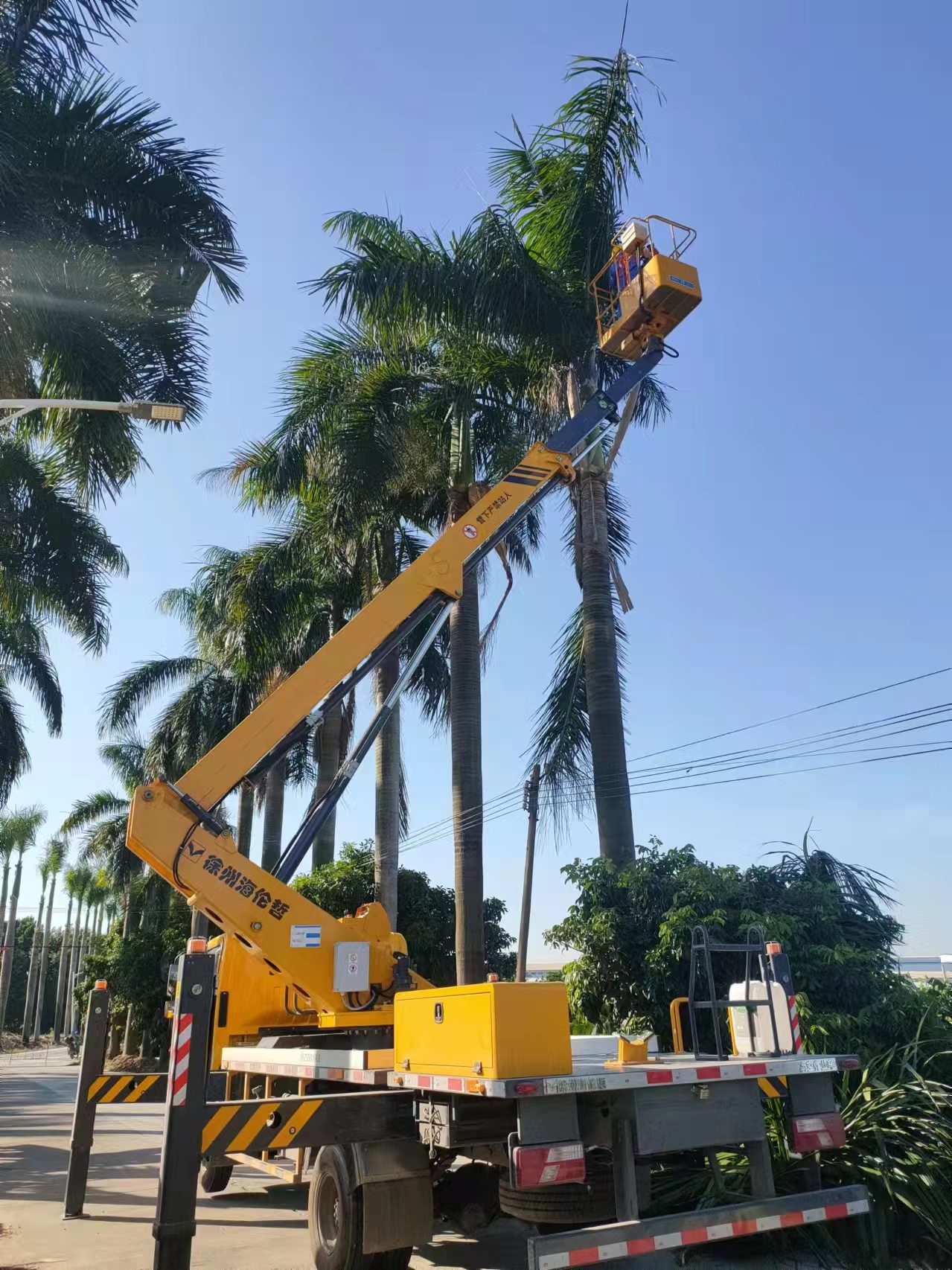 周邊專業(yè)車載式21米高空作業(yè)車出租路燈維修鋼結(jié)構(gòu)安裝升降車租賃