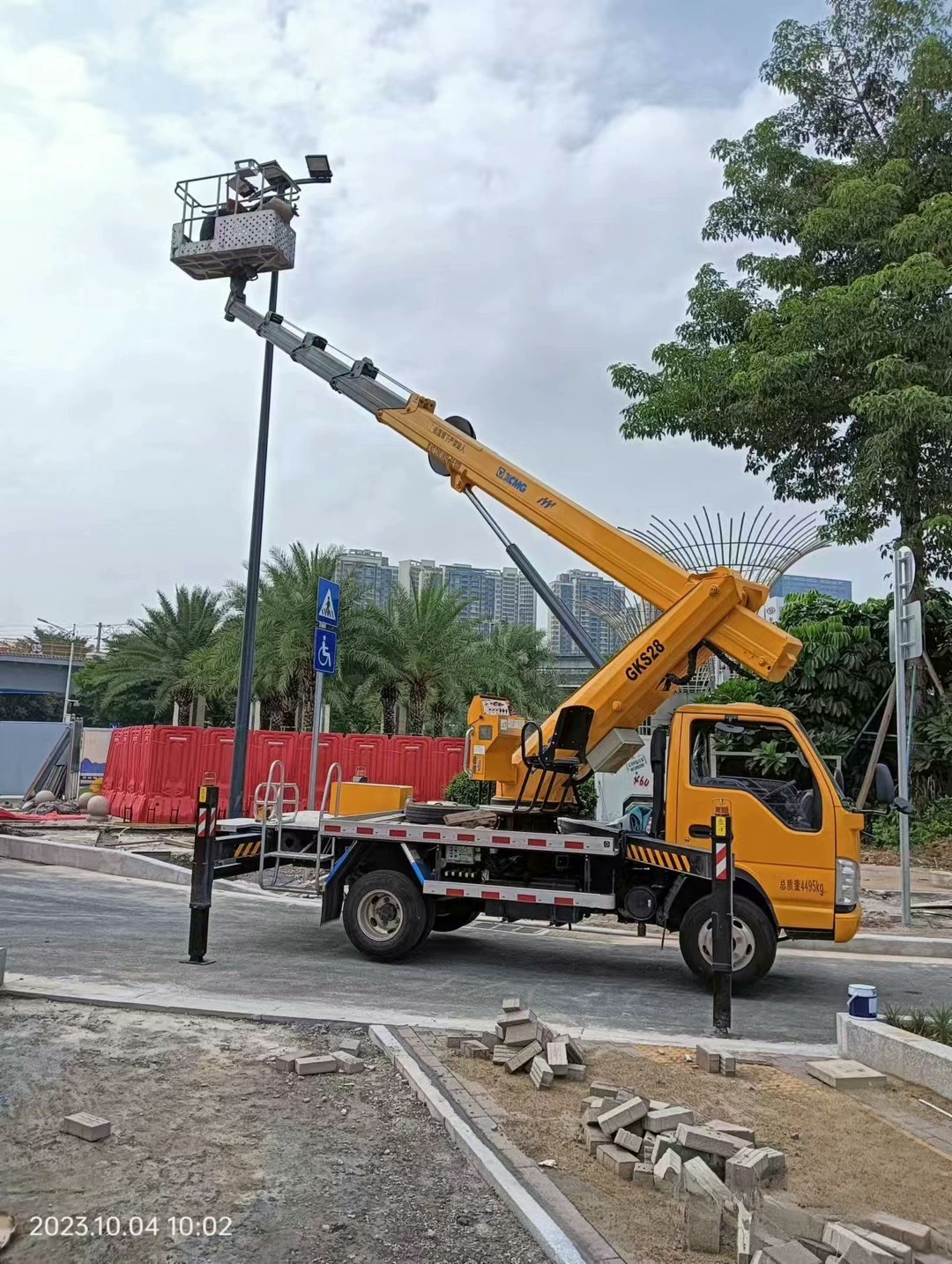 附近高空車出租吊籃車路燈維修車舉人車租賃園林修剪外墻玻璃清洗