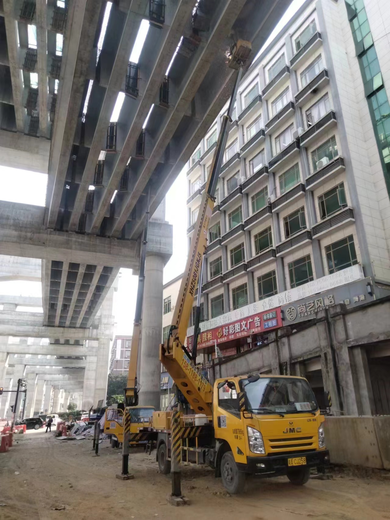 南沙周邊曲臂高空作業(yè)車(chē)路燈車(chē)出租新款登高車(chē)站人吊籃車(chē)租賃