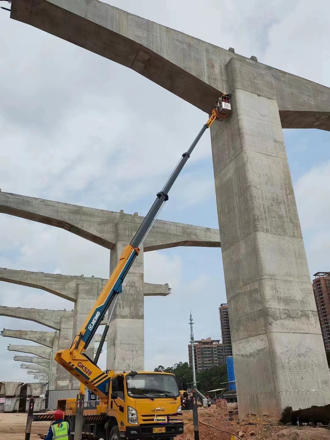 廣州本地吊車高空作業(yè)車出租吊籃車升降車租賃出車速度快收費(fèi)平價(jià)