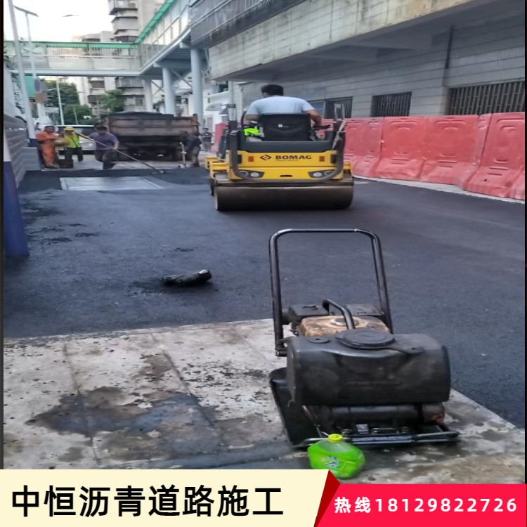 中恒公園彩色人行路瀝青道路攤鋪施工經(jīng)驗足效率高