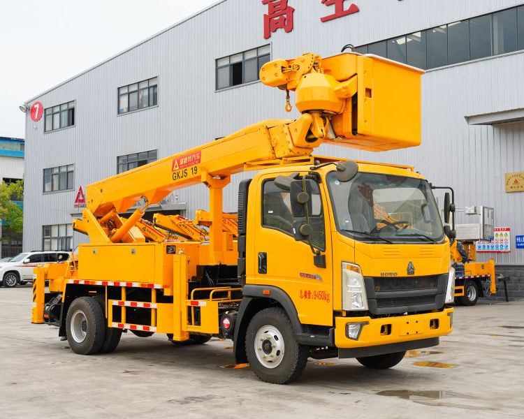 國內(nèi)高空作業(yè)車帶電作業(yè)車絕緣斗臂車，瑞雅特汽車簡(jiǎn)單安全