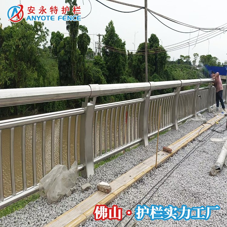 不銹鋼河道護欄304材質橋梁兩側防護欄桿河邊景觀防撞欄定制