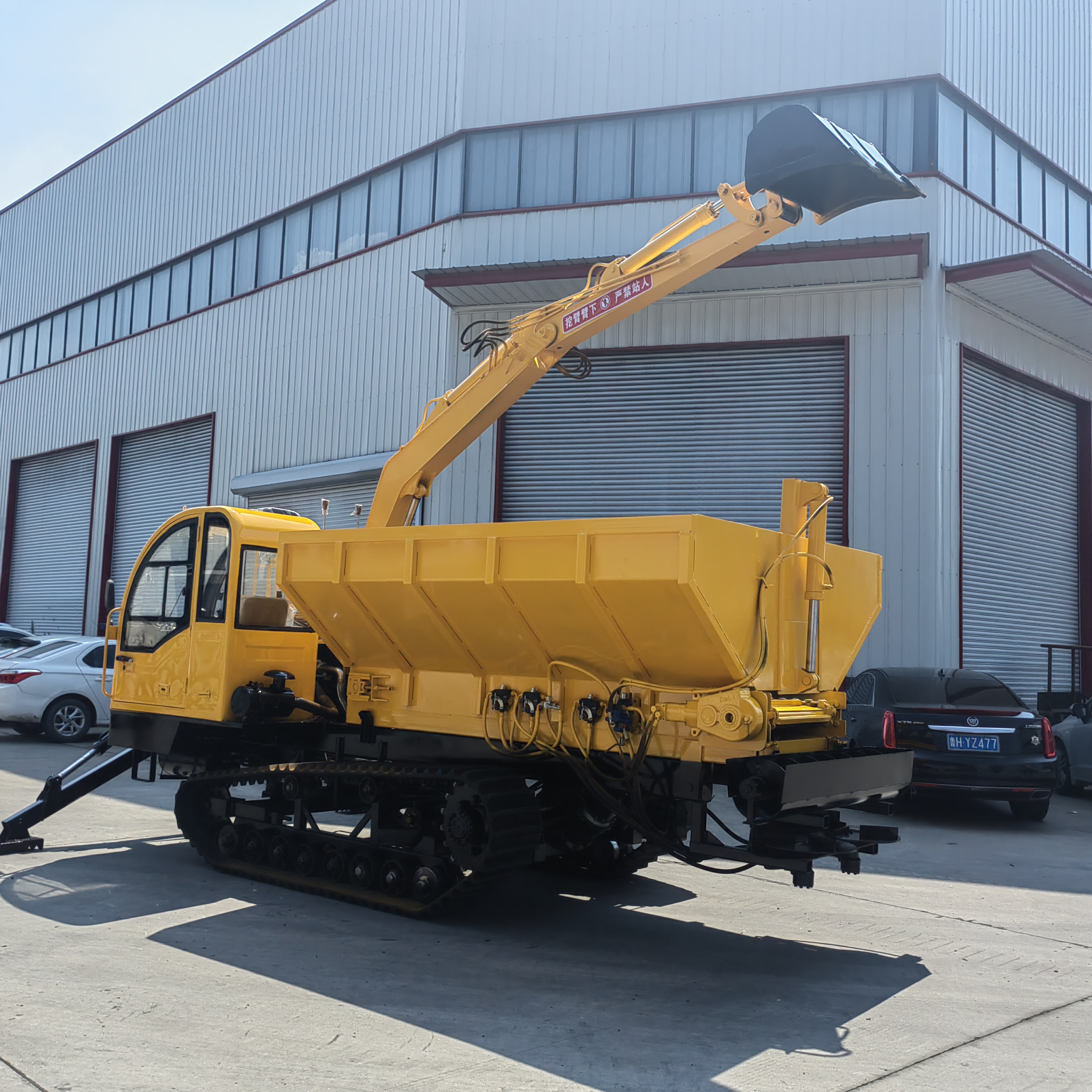 農(nóng)田撒糞車有機肥化肥撒料車大棚果園履帶式大馬力撒糞施肥車