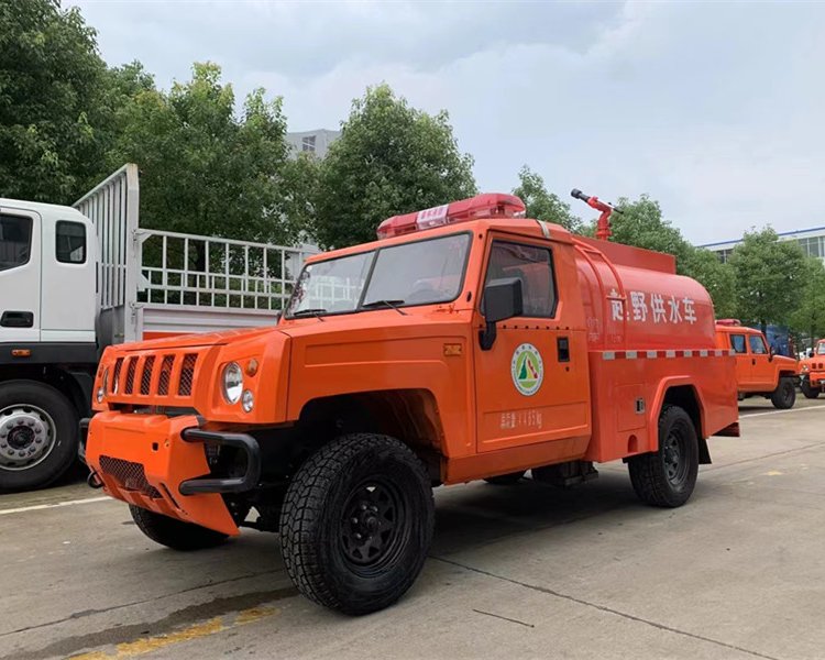 森林供水車四驅(qū)越野消防水車防火運(yùn)兵車生產(chǎn)廠家