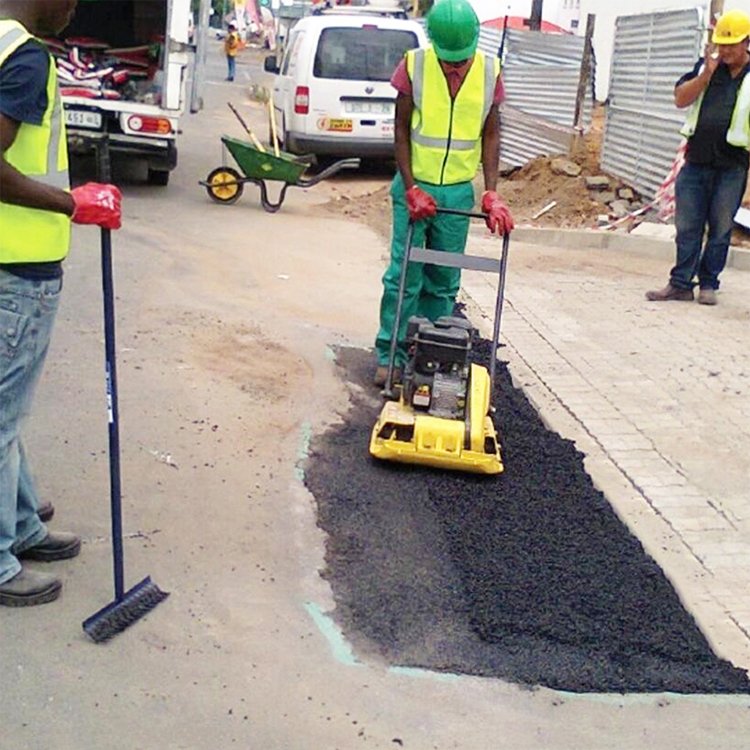 道路保養(yǎng)瀝青路面冷補料_瓜子片石冷鋪料袋裝冷拌料修補料