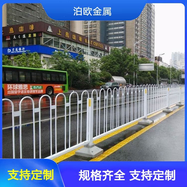 生產(chǎn)市政護(hù)欄交通安全防撞中央隔離欄道路圍欄源頭廠家