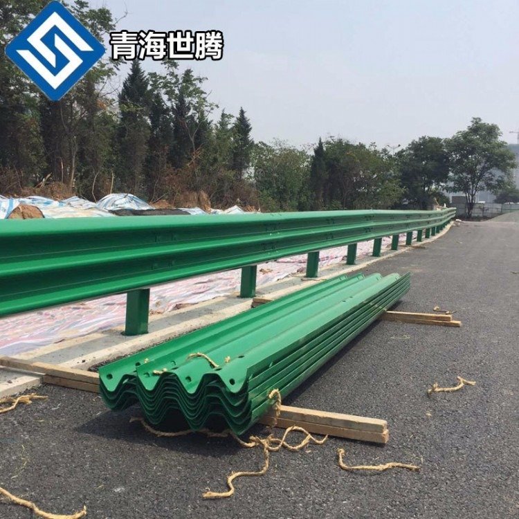 世騰防撞欄桿鍍鋅噴塑供應(yīng)波形護欄廠兩波鄉(xiāng)村公路護欄板