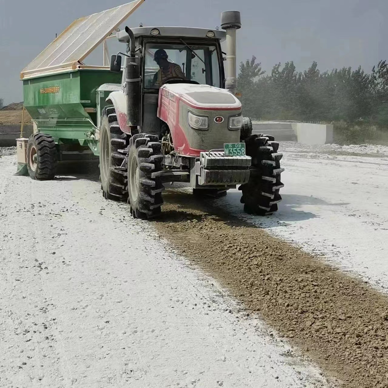 全自動(dòng)石灰撒布車(chē)多功能牽引式粉料撒灰車(chē)水泥撒布機(jī)鋪撒均勻