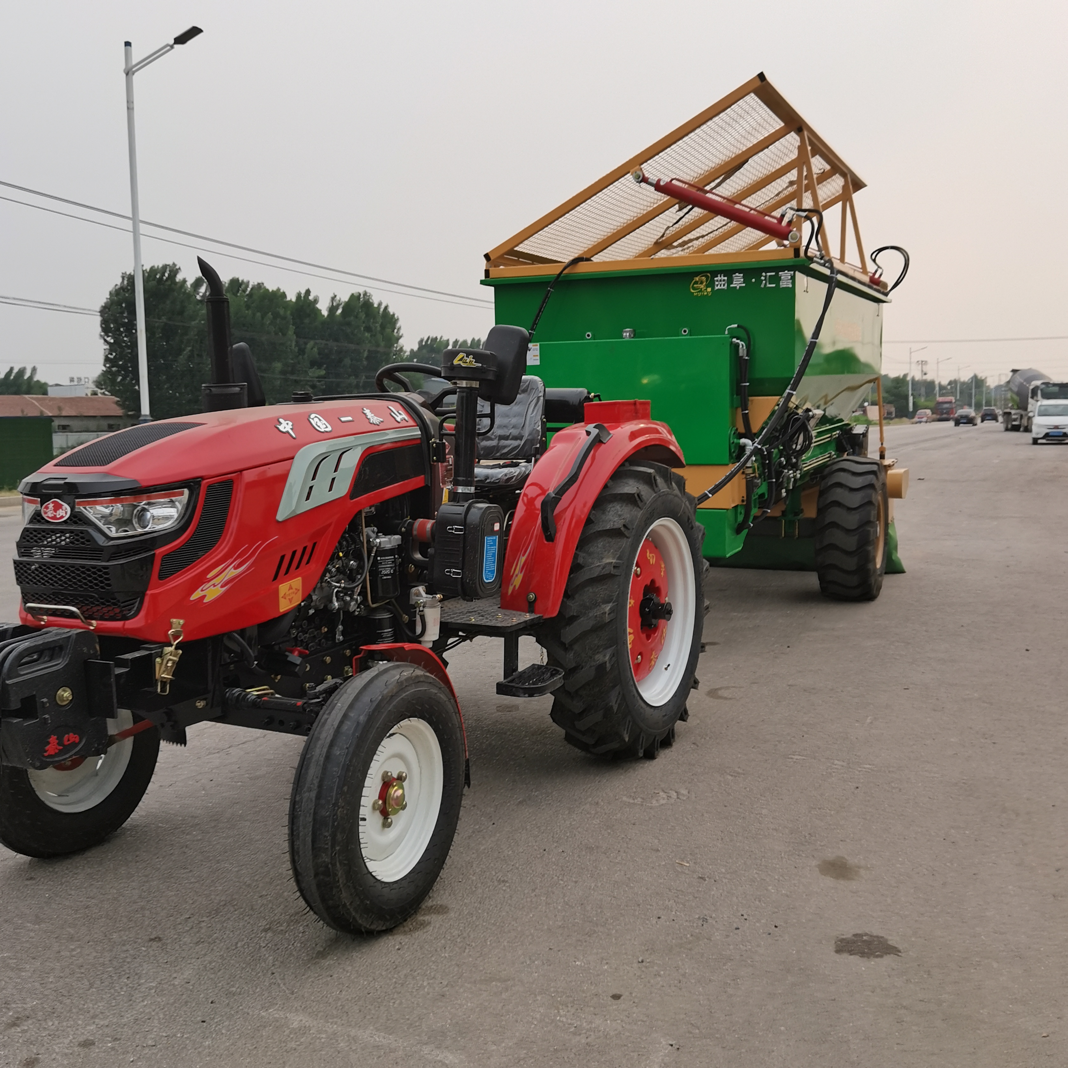 工程路基灰料撒灰車拖拉機(jī)帶動鋪灰車白灰水泥撒布機(jī)