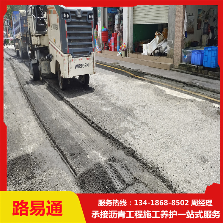 路易通市政道路施工路面修復(fù)鋪改性瀝青升級(jí)工程攤鋪